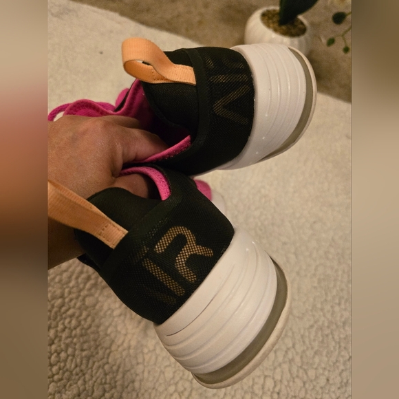 Nike Air Max Bella TR 2 Women's Lace-Up Running Shoes, Size 7, Fuchsia and Black - Picture 7 of 9